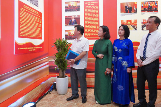Trưng bày 130 bức ảnh tư liệu về hành trình dựng xây đất nước