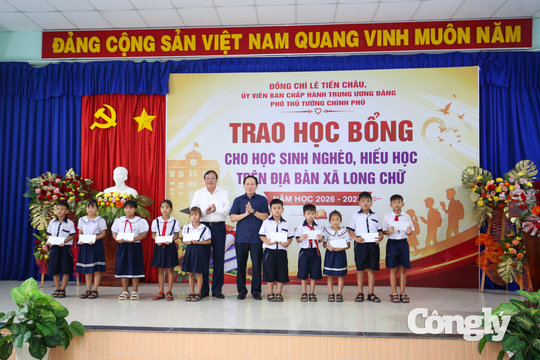 Phó Thủ tướng Lê Tiến Châu trao học bổng cho học sinh nghèo
