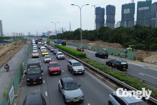 Cửa ngõ TP.HCM tăng nhiệt trong ngày đầu nghỉ lễ