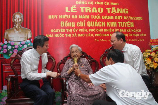 Đảng viên Quách Kim Tuyến nhận Huy hiệu 80 năm tuổi Đảng