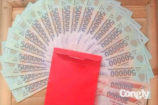 Du khách nhận lại gần 10 triệu đồng đánh rơi
