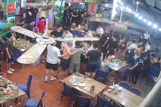Triệu tập 2 đối tượng đánh người khi trêu ghẹo cô gái bất thành