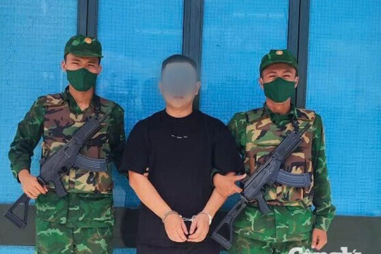 Một người Trung Quốc bị bắt khi làm thủ tục xuất cảnh