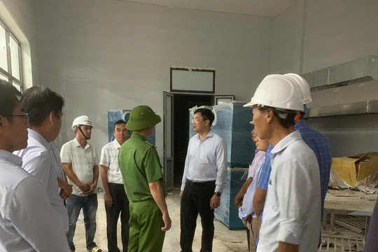 Chủ tịch UBND tỉnh Quảng Ngãi kiểm tra tiến độ thi công các Trường liên cấp trong đêm