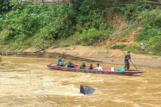 Dùng thuyền đưa người, nhu yếu phẩm qua sông sau khi cầu bị lũ cuốn