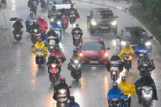 Hà Nội cảnh báo dông, lốc trong 3 giờ tới