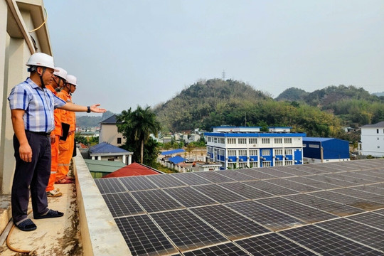 Người thợ điện lan tỏa năng lượng xanh từ mái nhà