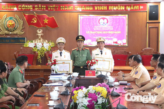 Dấu son cống hiến dưới cờ Đảng