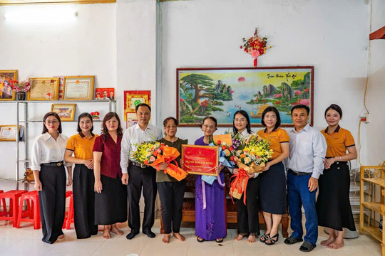 Trao sổ tiết kiệm 700 triệu đồng tri ân Mẹ Việt Nam Anh hùng