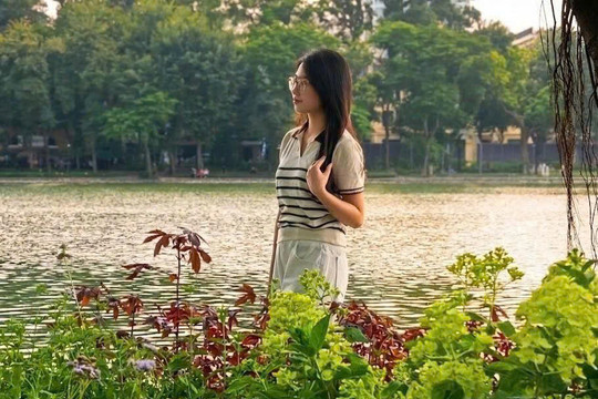 Sắc xanh cẩm tú cầu ven Hồ Gươm thu hút người dân, du khách