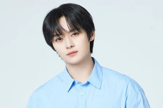Lee Know(Stray Kids) quyên góp 69.000 USD cứu trợ nạn nhân lũ lụt ở Nepal