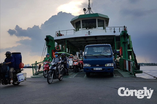 Bến phà, sân bay TP.HCM nhộn nhịp phục vụ người dân dịp lễ