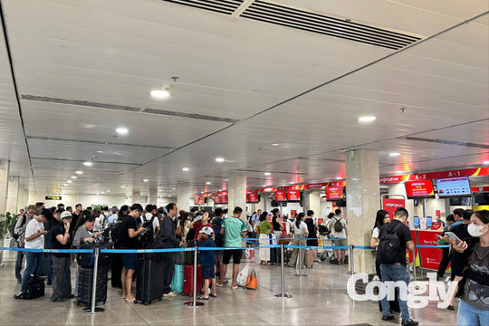 Bến phà, sân bay TP.HCM đông khách trong kỳ nghỉ lễ