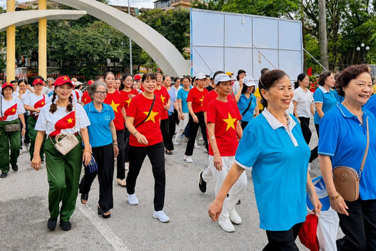 Gần 300 người tham gia chương trình đi bộ “Cùng Việt Nam tiến bước” tại Hà Nội