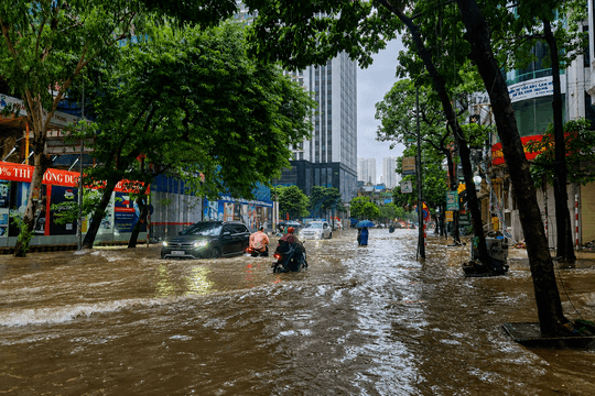 Hà Nội chuyển mưa to sau một ngày nắng nóng
