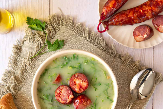 Caldo Verde: Tô soup xanh ấm áp cho những ngày mưa của Bồ Đào Nha