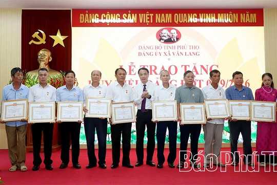 Phú Thọ: Trao Huy hiệu Đảng cho 14.654 đảng viên dịp Quốc khánh 2/9