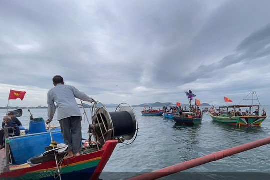 Nghệ An: 4 ngư dân thoát nạn khi hai tàu cá bị chìm trên biển