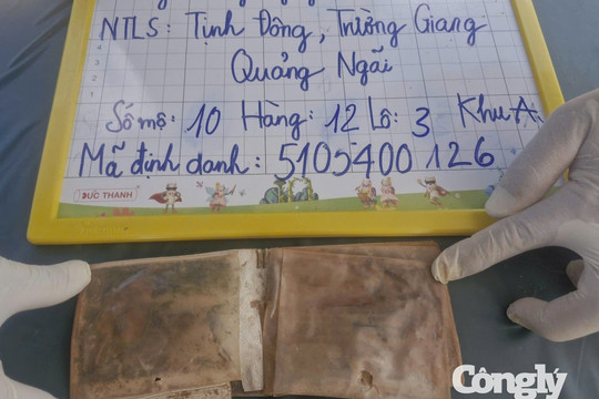Tìm thấy chiếc ví da trong mộ liệt sĩ ở Quảng Ngãi