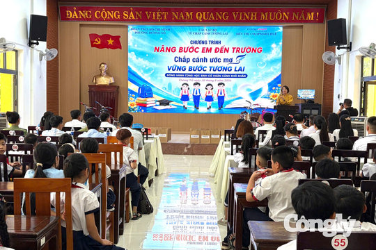 Nâng bước 120 học sinh vượt khó đến trường