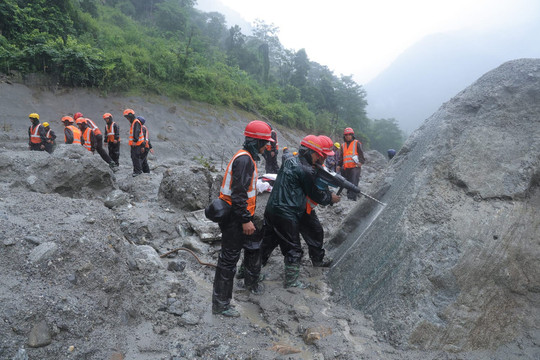 Kỳ tích giữa thảm họa lũ quét Nepal: Bé gái 6 tuổi sống sót sau nhiều ngày dưới đống đổ nát