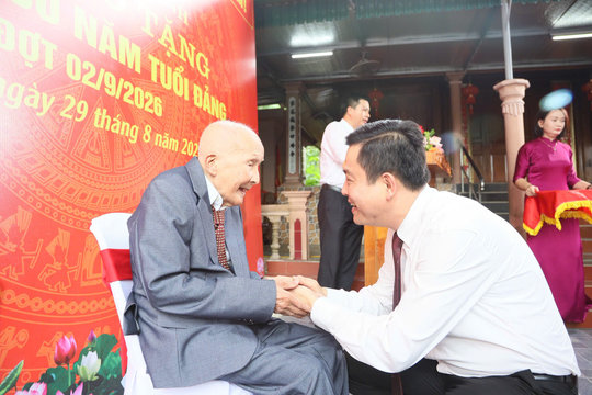 Trăm năm bóng cả, một đời trung kiên