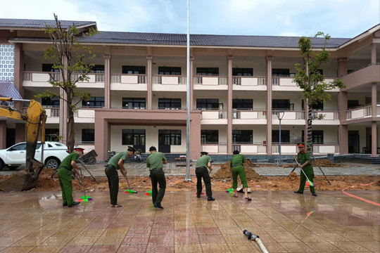 Gần 100 đoàn viên Công an TP Huế dọn trường vùng cao
