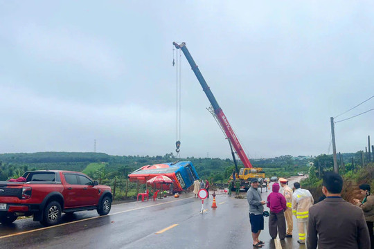 Thủ tướng yêu cầu làm rõ trách nhiệm vụ xe khách lật trên tuyến đường chưa nghiệm thu