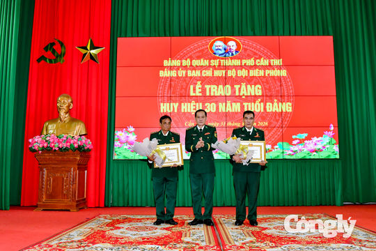 BĐBP TP Cần Thơ trao Huy hiệu Đảng dịp Quốc khánh 2/9