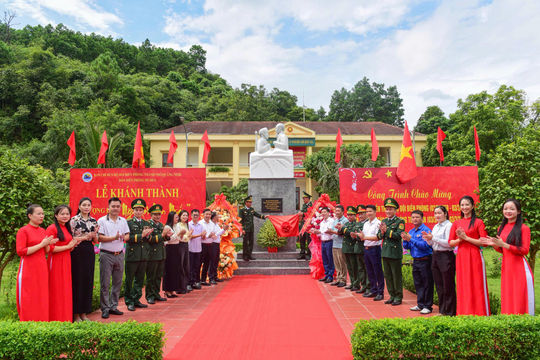 Khánh thành Tượng đài “Bác Hồ với chiến sĩ Biên phòng” tại Pò Hèn