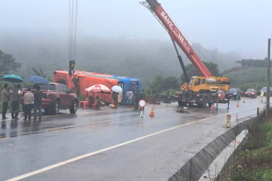 Gia Lai: Lật xe khách giường nằm, nhiều người bị thương