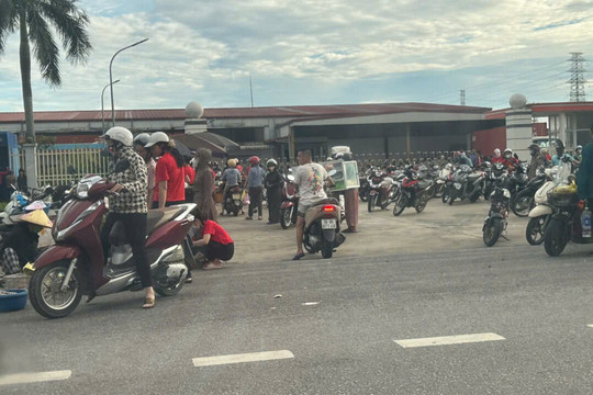 Họp chợ trái phép trên Quốc lộ 47, tiềm ẩn nguy cơ tai nạn