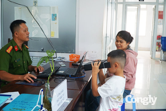 Công an Đắk Lắk xuyên lễ làm căn cước cho người dân