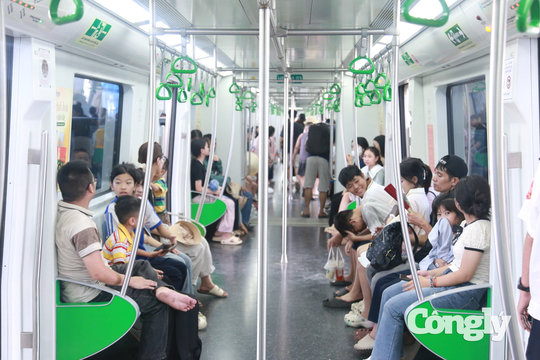 Metro Hà Nội đông khách dịp Quốc khánh, người dân thích thú với những chuyến tàu 0 đồng