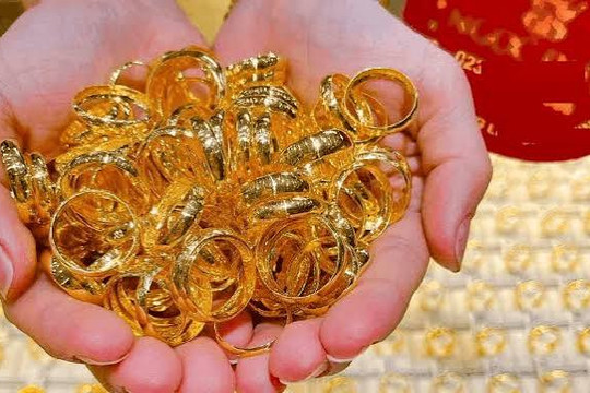 Giá vàng sáng 1/9: Vàng trong nước đứng giá, vàng thế giới áp sát 4.500 USD/ounce