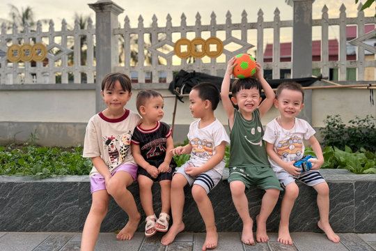 Bộ Y tế khuyến khích sinh đủ 2 con trước 35 tuổi