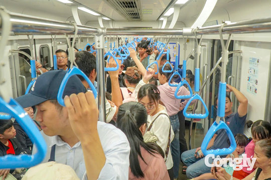 Người dân TP.HCM nô nức đi Metro trong ngày Quốc khánh