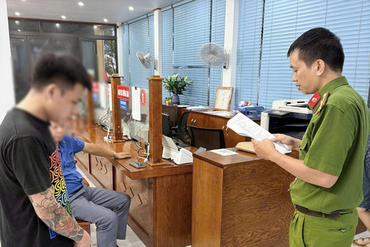 Bắt giữ 2 nhân viên quán karaoke tổ chức sử dụng ma túy