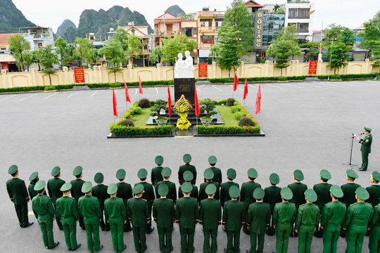 BĐBP TP Quảng Ninh dâng hoa tưởng niệm Bác Hồ nhân Quốc khánh 2/9