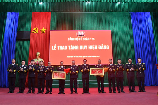 Hải quân trao Huy hiệu Đảng và kết nạp đảng viên dịp Quốc khánh 2/9