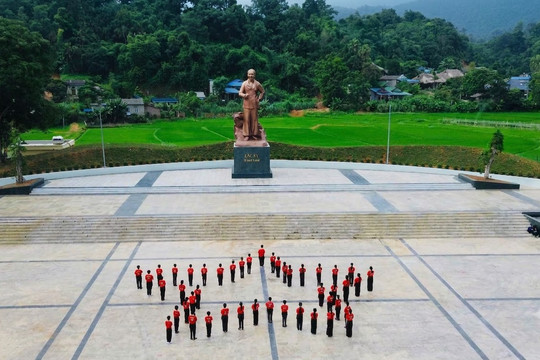 Tuyên Quang rộn ràng ngày Tết Độc lập, tuổi trẻ lan tỏa tình yêu Tổ quốc