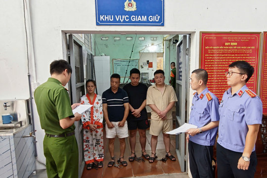 Tạm giữ 4 người trong vụ hành hung tài xế taxi