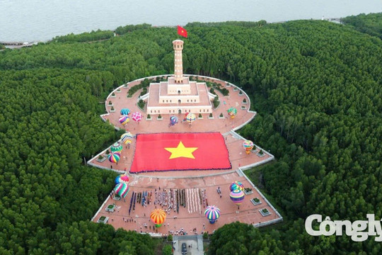 “Lá cờ Tổ quốc bằng vải lớn nhất Việt Nam” tung bay tại lễ chào cờ nơi cực Nam Tổ quốc