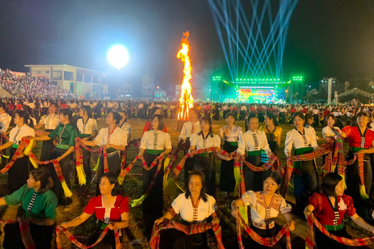 Tết Độc lập tại Than Uyên: Vòng xòe đoàn kết, khát vọng vươn xa