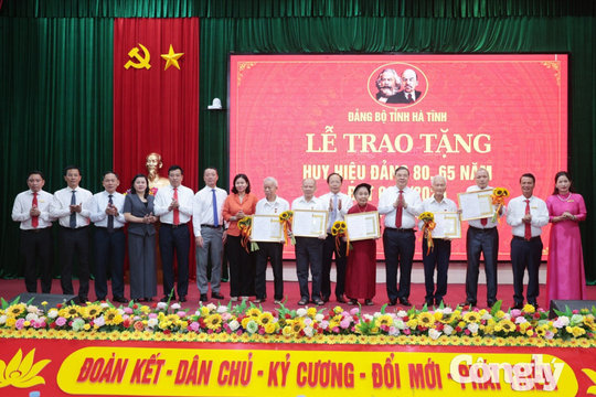 Phó Thủ tướng Phạm Gia Túc trao Huy hiệu Đảng tại Hà Tĩnh