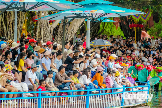 Biển người đổ về Suối Tiên ngày Quốc khánh