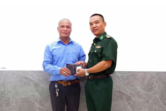 Cán bộ Biên phòng tìm người đánh rơi ví để trao trả
