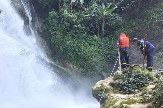 Nỗ lực xuyên đêm tìm du khách mất tích tại thác Khâu Làn - Tuyên Quang