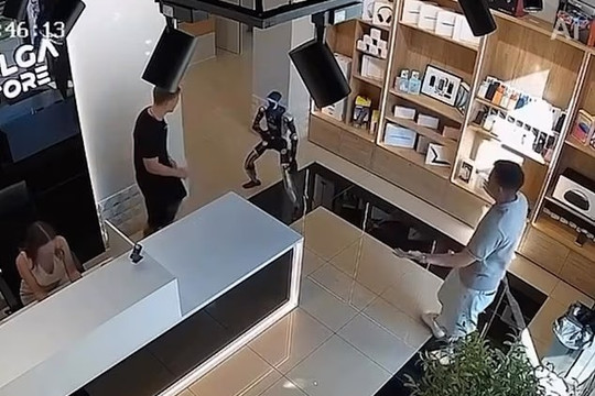 Robot bất ngờ tung đòn võ thuật sau khi bị khách hàng đẩy trong cửa hàng