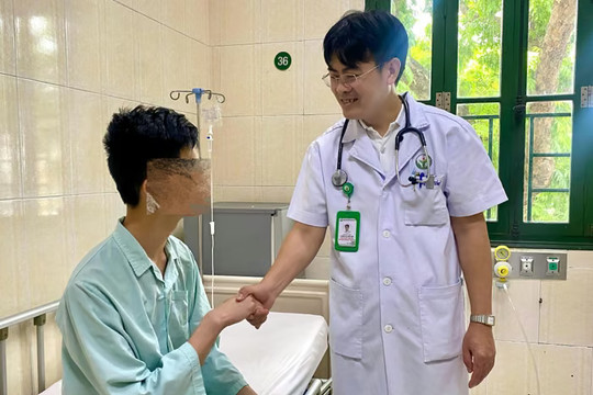 Từ Đức về Việt Nam, mẹ đưa con 16 tuổi phẫu thuật lõm ngực bẩm sinh